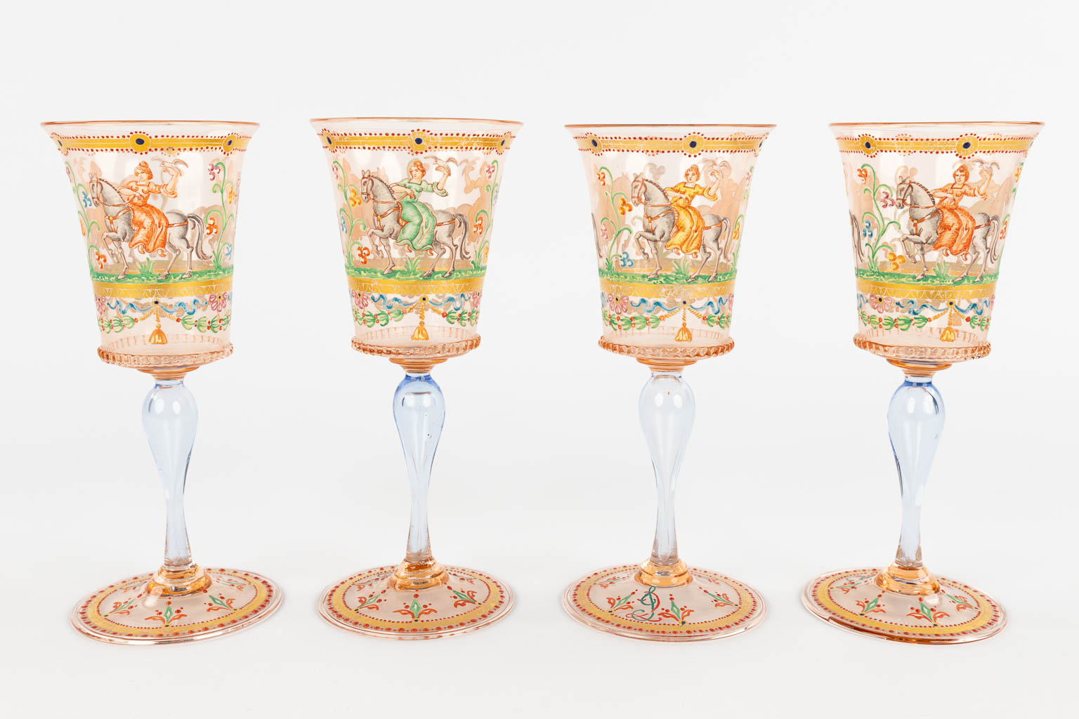 Een collectie van 4 handgeschilderde glazen, Murano, Salviati, 19de eeuw. (H:17 x D:7 cm)