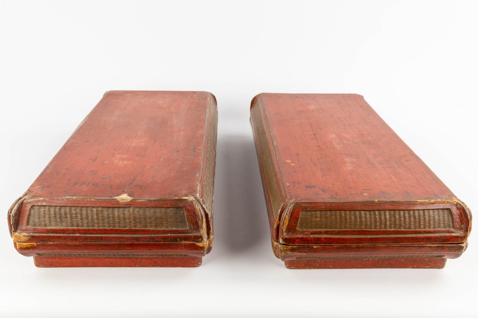 Twee antieke Chinese dozen met een deksel, gelakt hout. (D:28 x W:56 x H:12 cm)