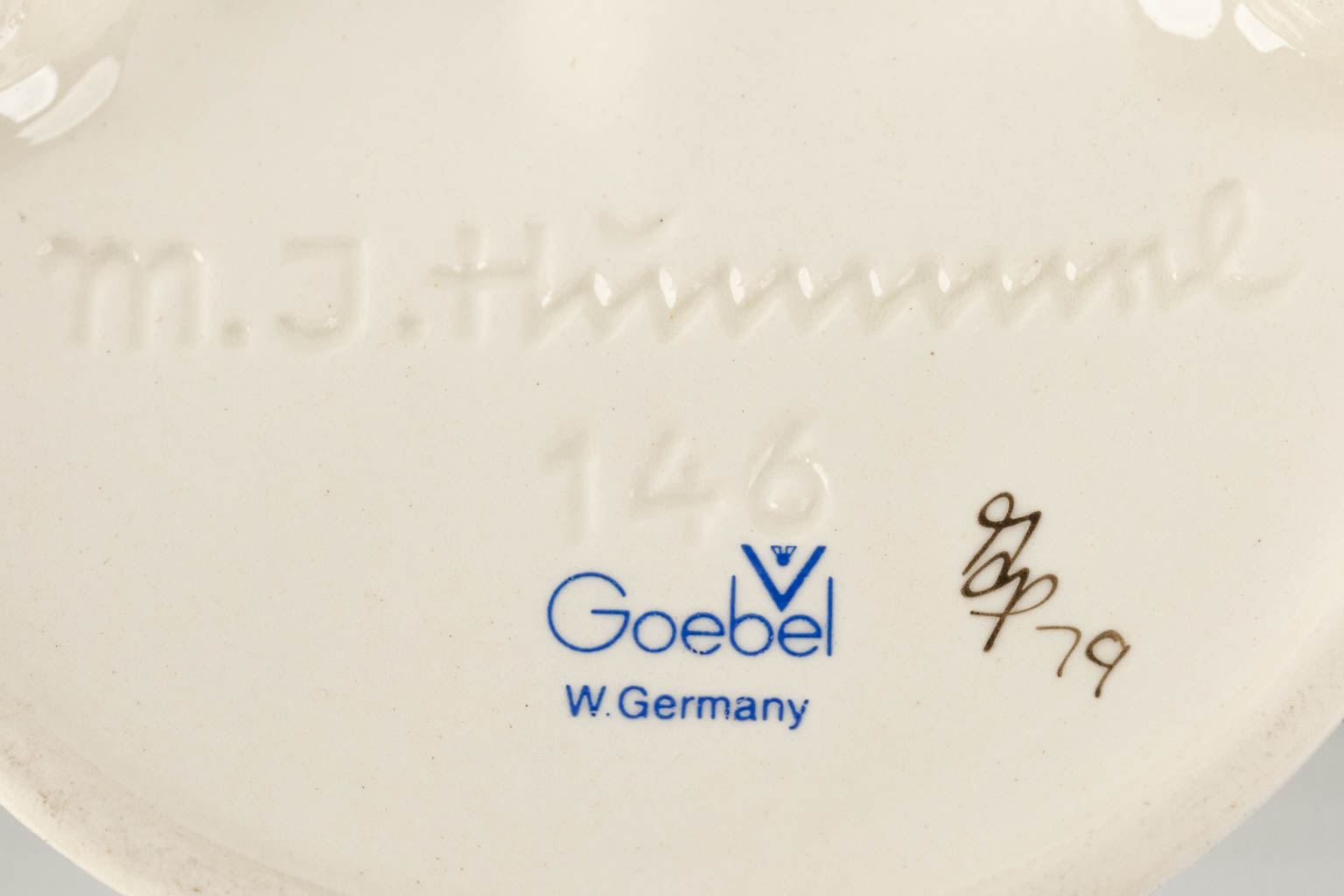 Hummel, Een collectie van 14 wijwatervaten, 4 bordjes en 3 belletjes. (H: 13,5 cm)