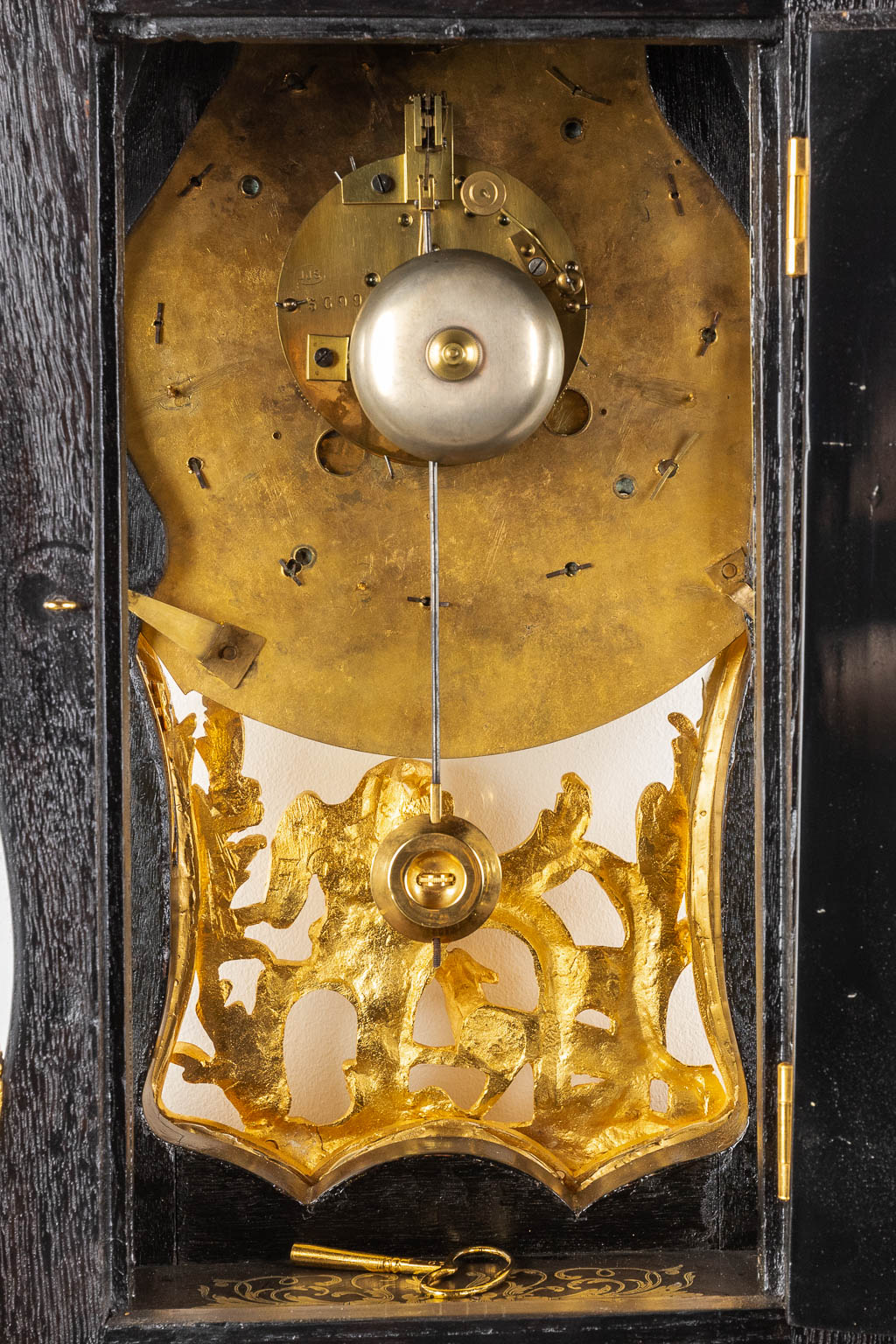 A boulle Cartel clock on a console, tortoiseshell and copper inlay, Napoleon 3, 19th C. Lefaucheur & fils à Paris. (D:26 x 