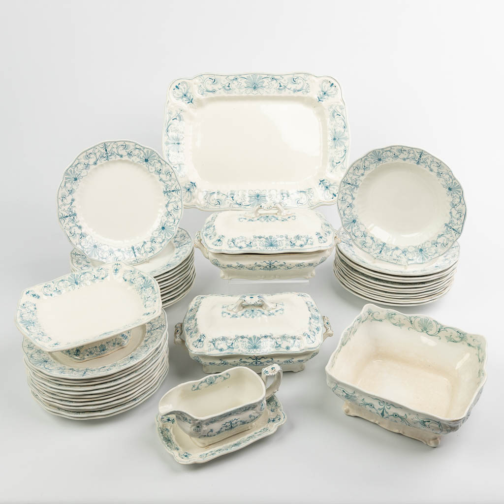 Een groot eetservies gemaakt uit porselein in de UK en gemerkt 'Royal Semi Porcelain Beaufort'. 