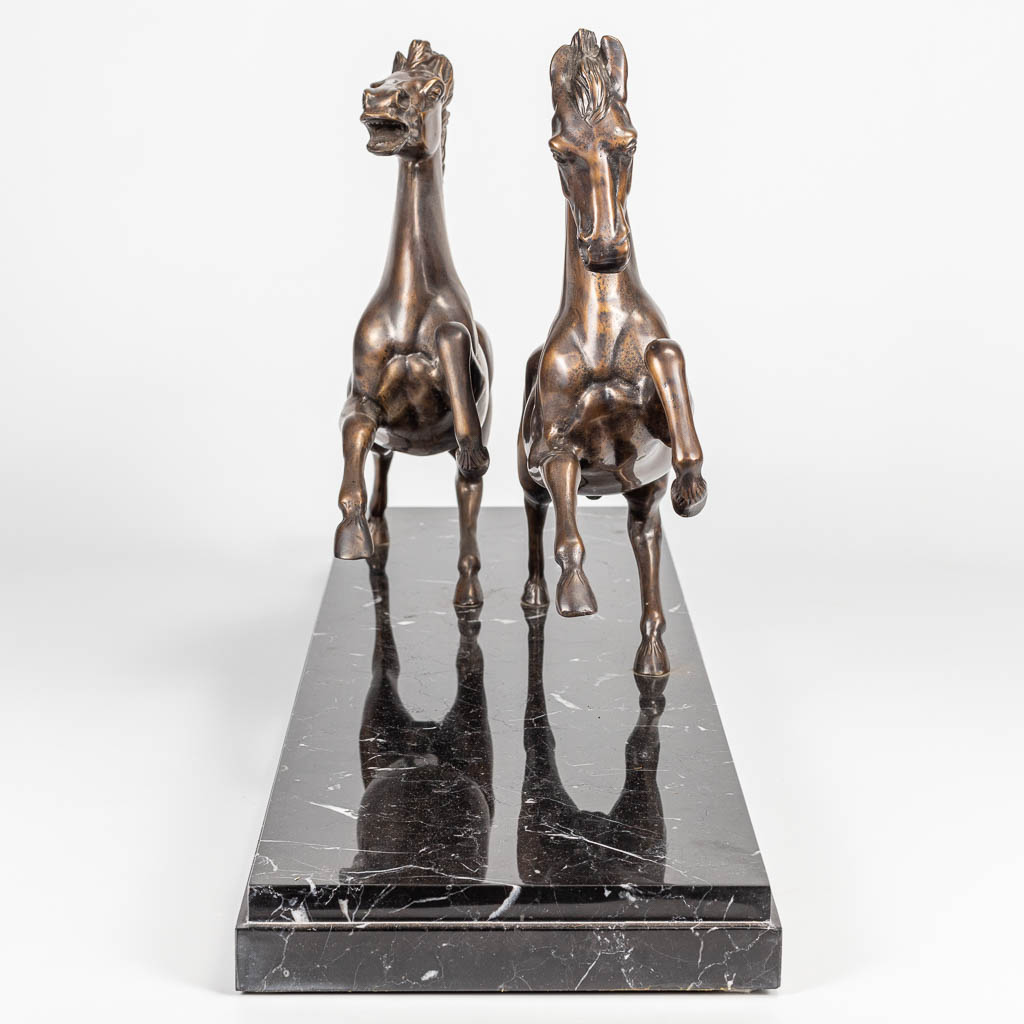 A pair of bronze horses mounted on a marble base. (H:43cm)