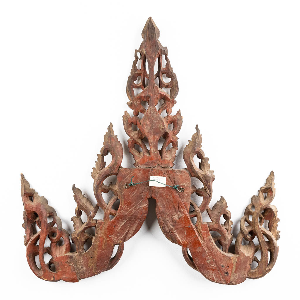 Een Oosters houtsnijwerk, waarschijnlijk Bali, 19de eeuw. (W:65 x H:66 cm)