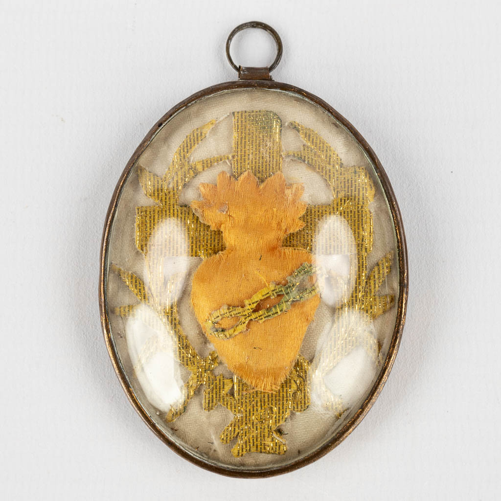 Een heilig hart borduurwerk, en Maria van Lourdes gesculpteerd uit pijpaarde. 20ste eeuw. (W:5 x H:6,6 cm)