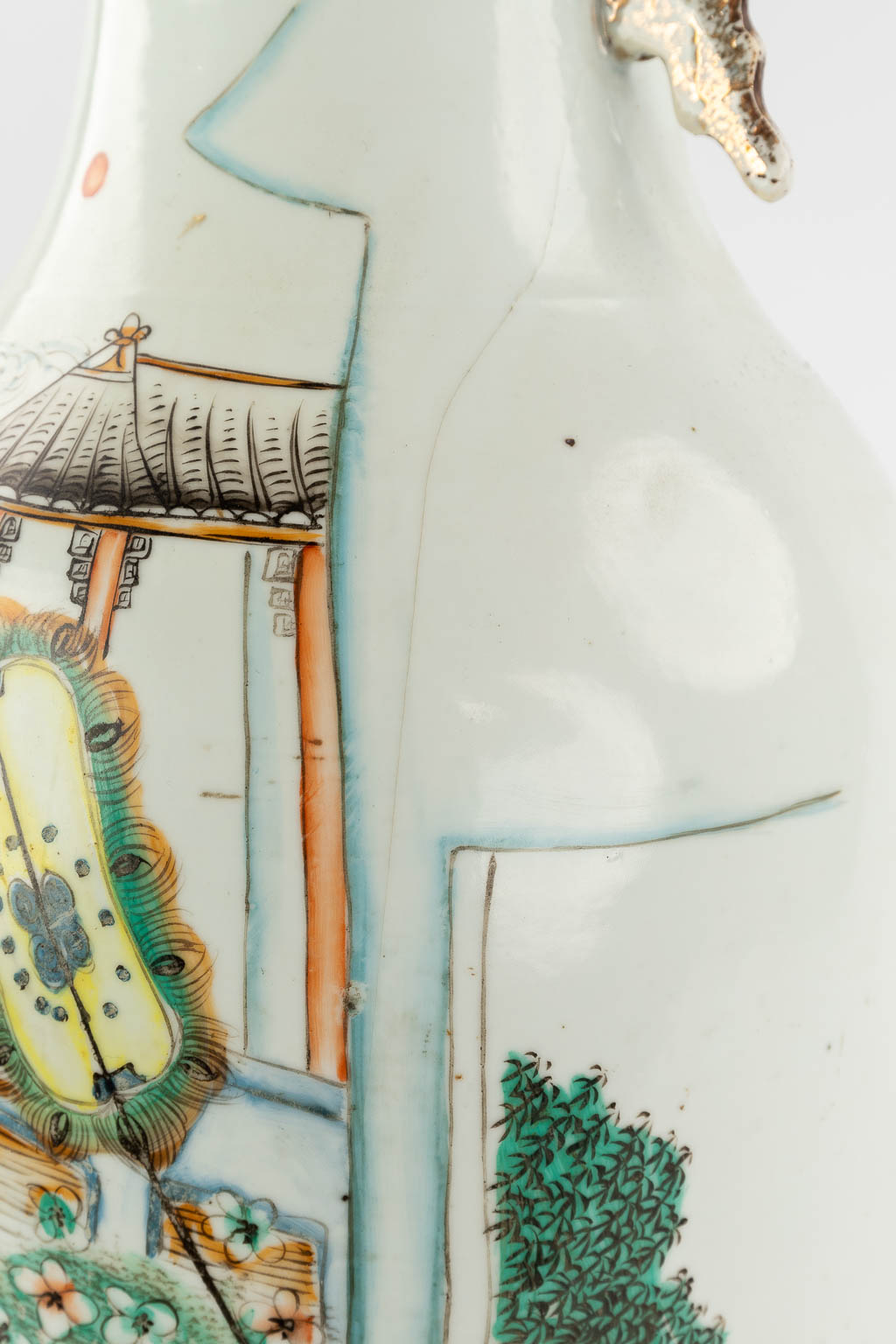 Een Chinese vaas met decor van hofdames en een foo hond. 19de/20ste eeuw. (H: 59 x D: 22 cm)
