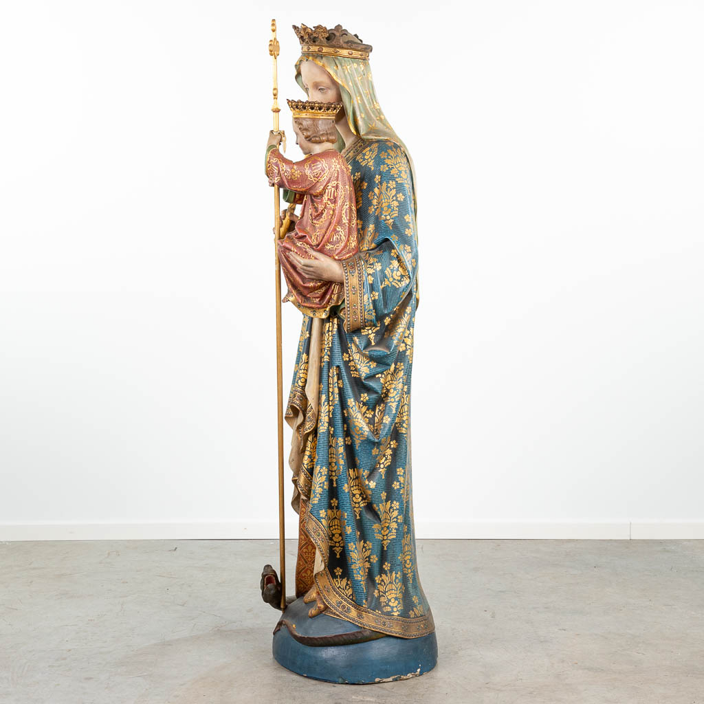 Een levensgroot beeld van Madonna met kind die het serpent vertrappelt, gemaakt uit gepolychromeerde terracotta. (H:168cm)