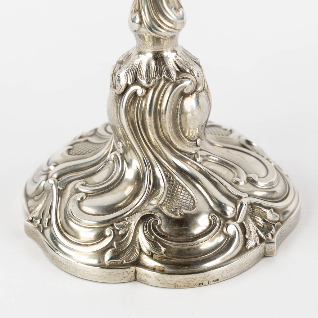 Th. Strube & Sohn, een paar kandelaars, zilver in Lodewijk XV stijl. Duitsland. 800/1000. (H:22 x D:12,5 cm)