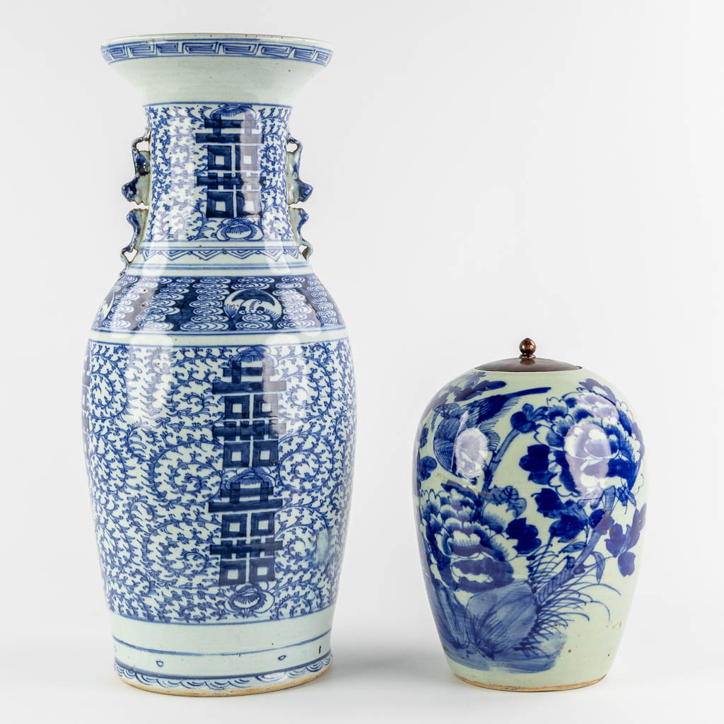  Een Chinese Celadon vaas en gemberpot met blauw-wit decor, dubbel Xi en Floraal. 19de/20ste eeuw. (H:59 x D:25 cm)