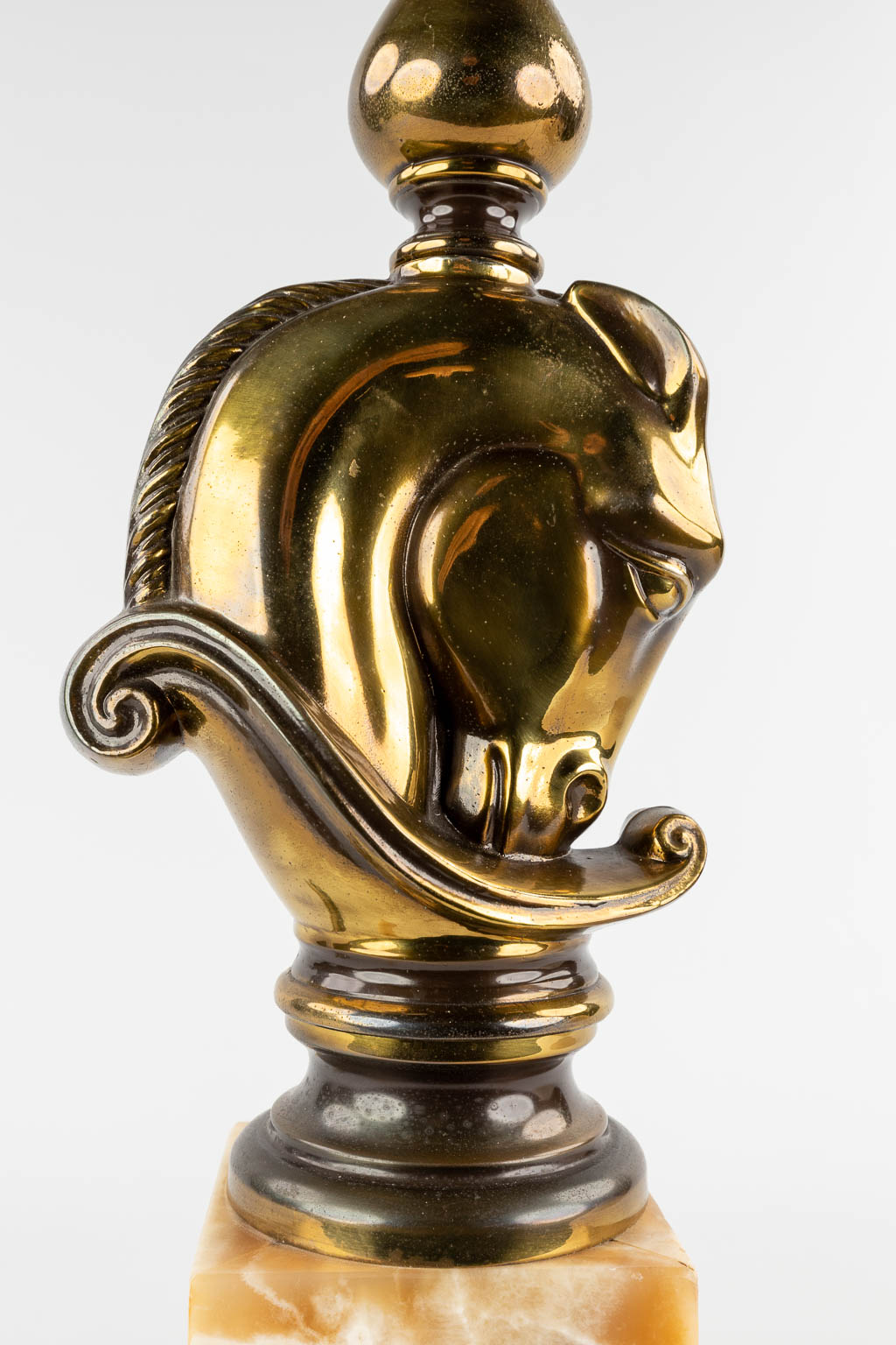 Deknudt, A table lamp with horse head, bronze on onyx. (D:14 x W:18 x H:60 cm)