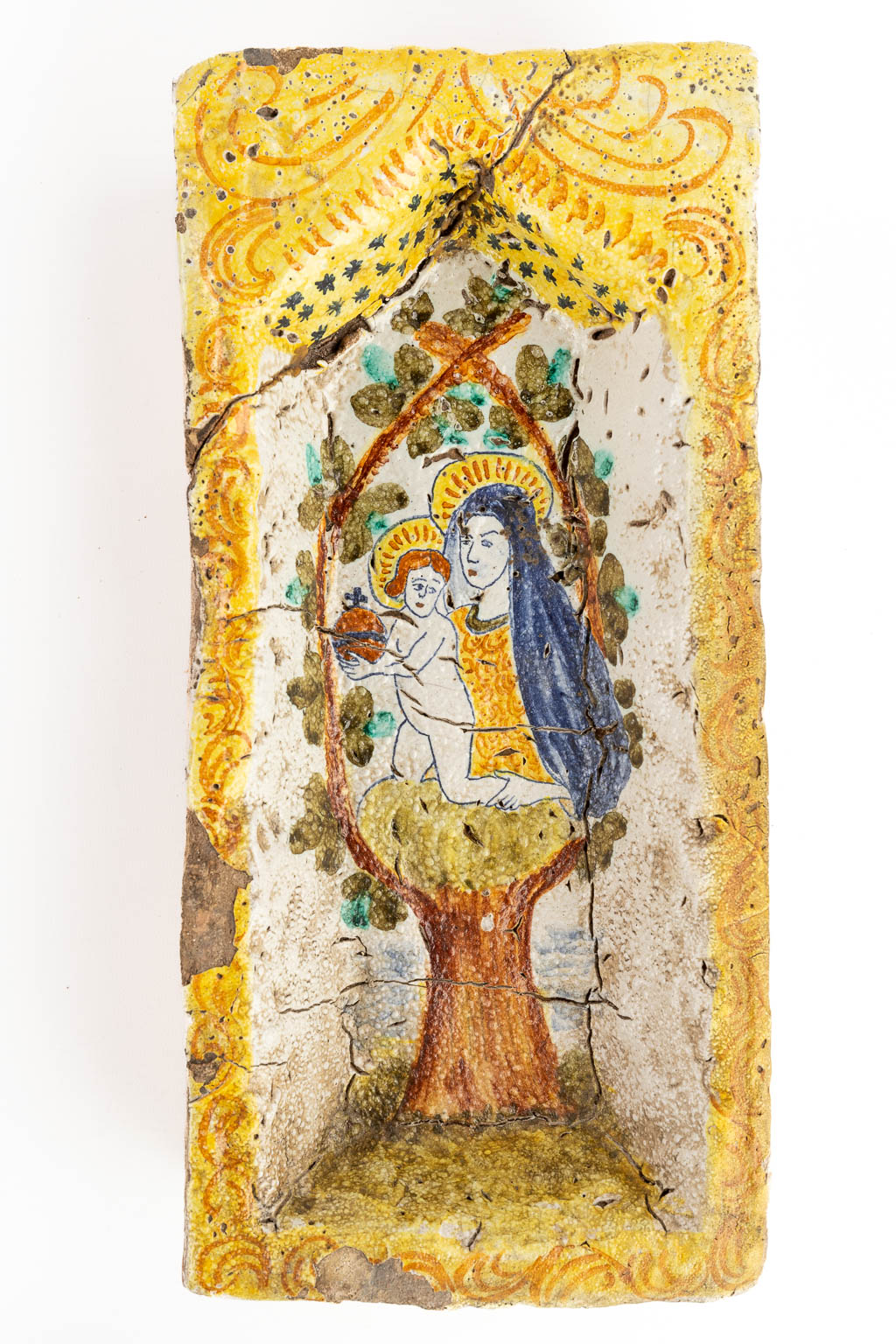Twee nissen, geglazuurde terracotta met afbeelding van Madonna met kind en Christus. Zuid Europa. (D:9 x W:17 x H:37 cm)
