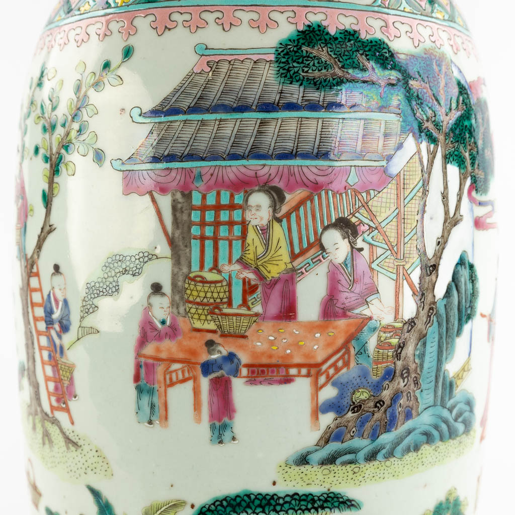 Een paar Chinese Famille Verte vazen, decor van tuinwerken. 19de eeuw. (H:59 x D:21 cm)