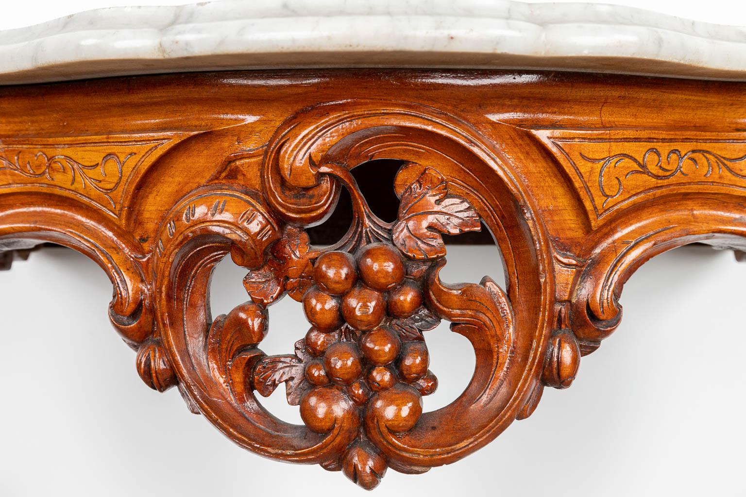 Een kleine consoletafel afgewerkt met witte marmer en gemaakt uit gesculpteerd hout in Louis Philippe stijl. (H:79cm)