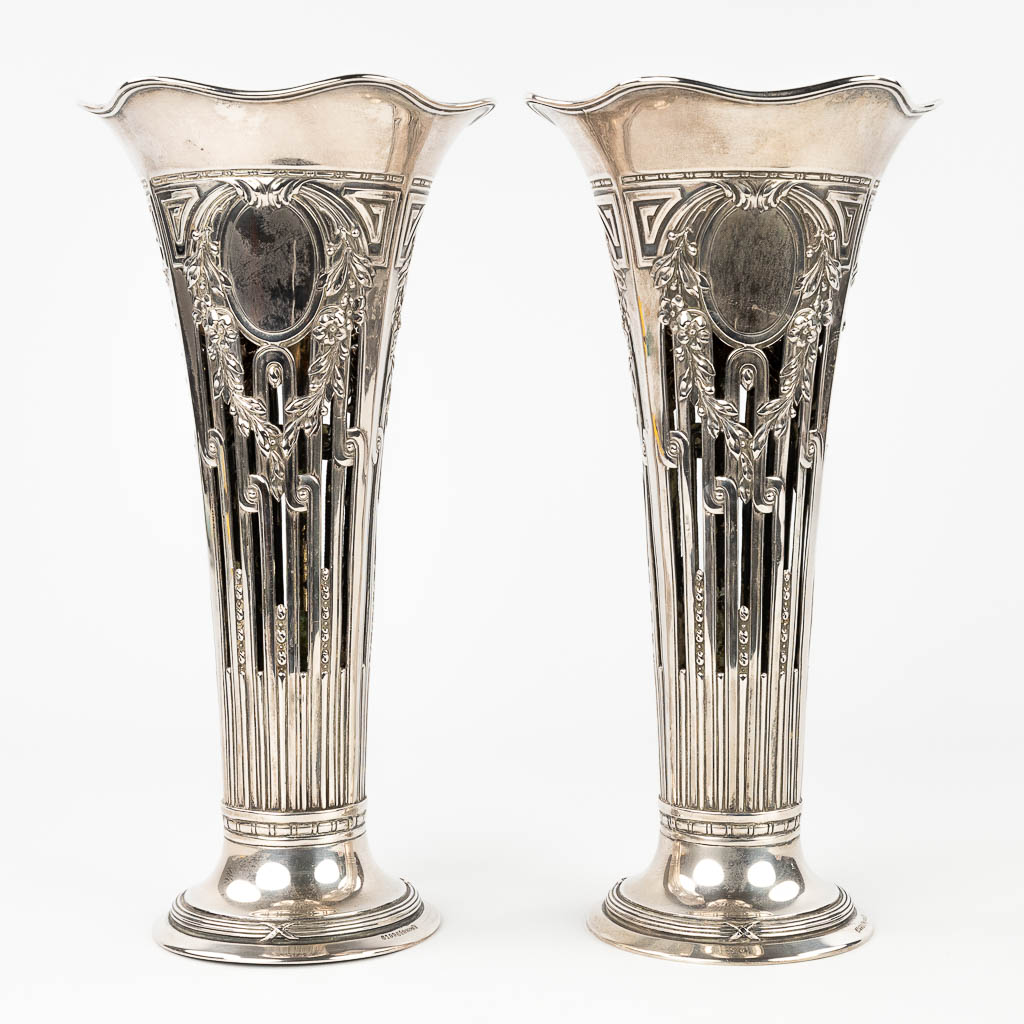 A pair of vases made of silver and marked 800. Made in Germany. 693g. 20th C. (H:31 x D:15,5 cm)