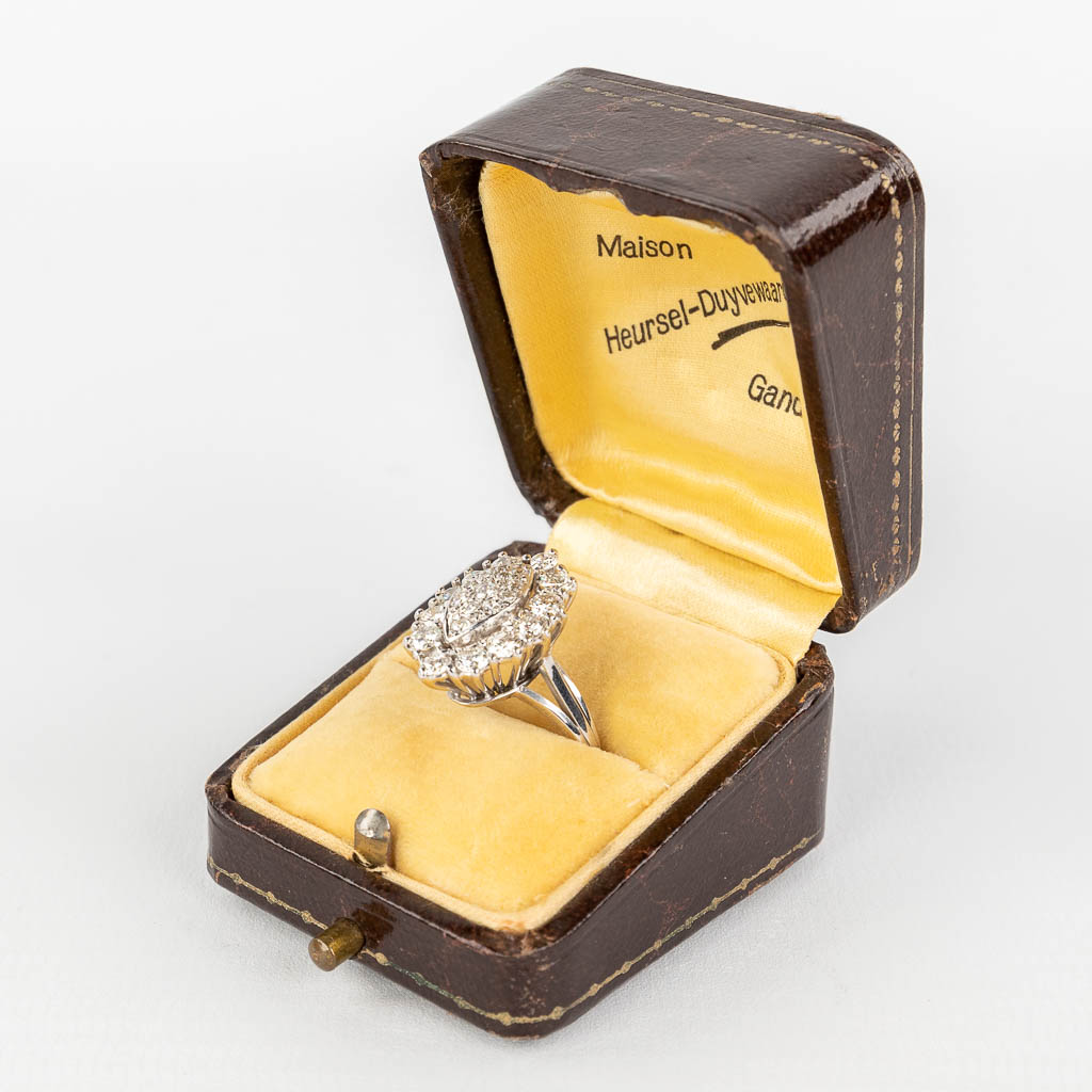 Een 18-karaats gouden ring gemonteerd met briljanten en diamanten. 20ste eeuw. 6,12g. size: 52. 