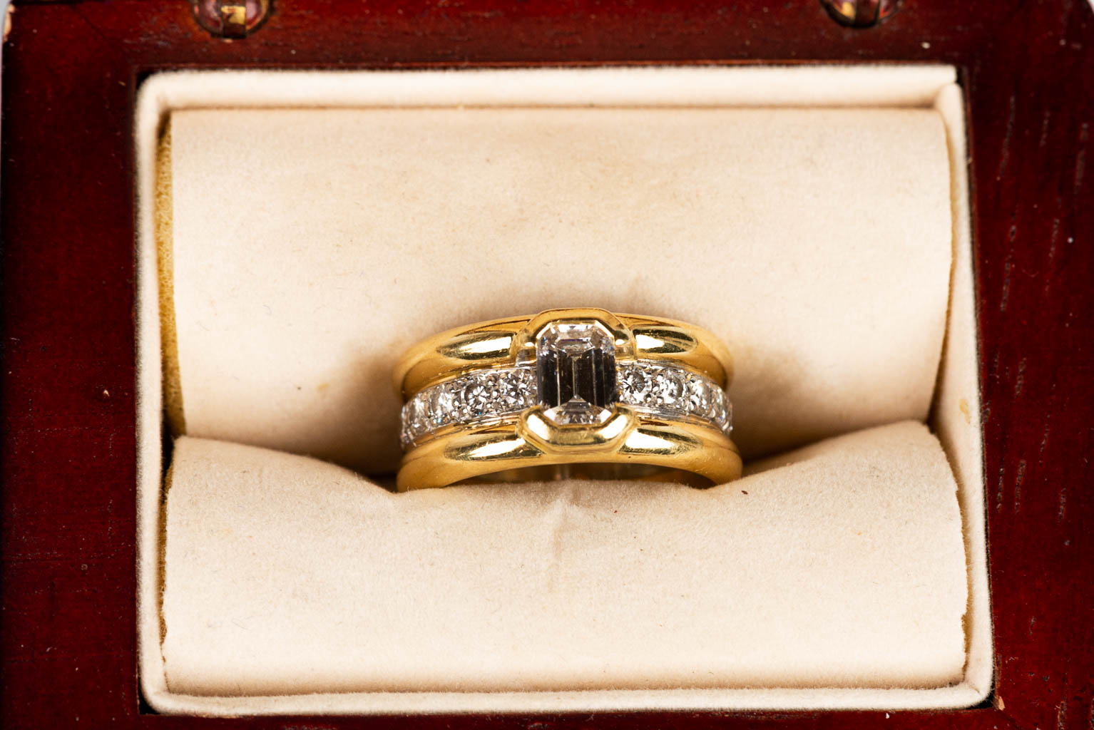 An exceptional ring with 10 brilliants and an emerald cut diamond of approximately 1 kt. 