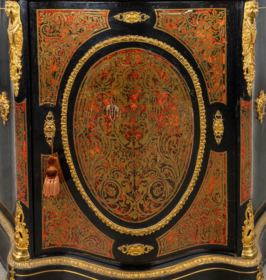 Een 1-deur kast met marmer gemaakt in Napoleon 3 stijl, verguld brons en afgewerkt met boulle marqueterie (H:106,5cm)
