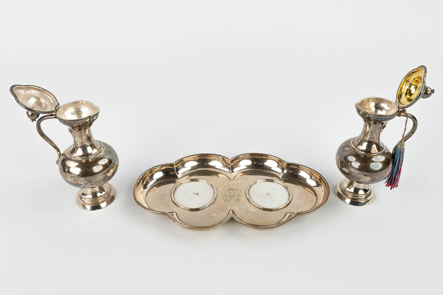 Varia zilveren en verzilverde items: Chrismatorium, Staf van Maria, Twee kroontjes een paar schenkkannen, olie en azijn. 