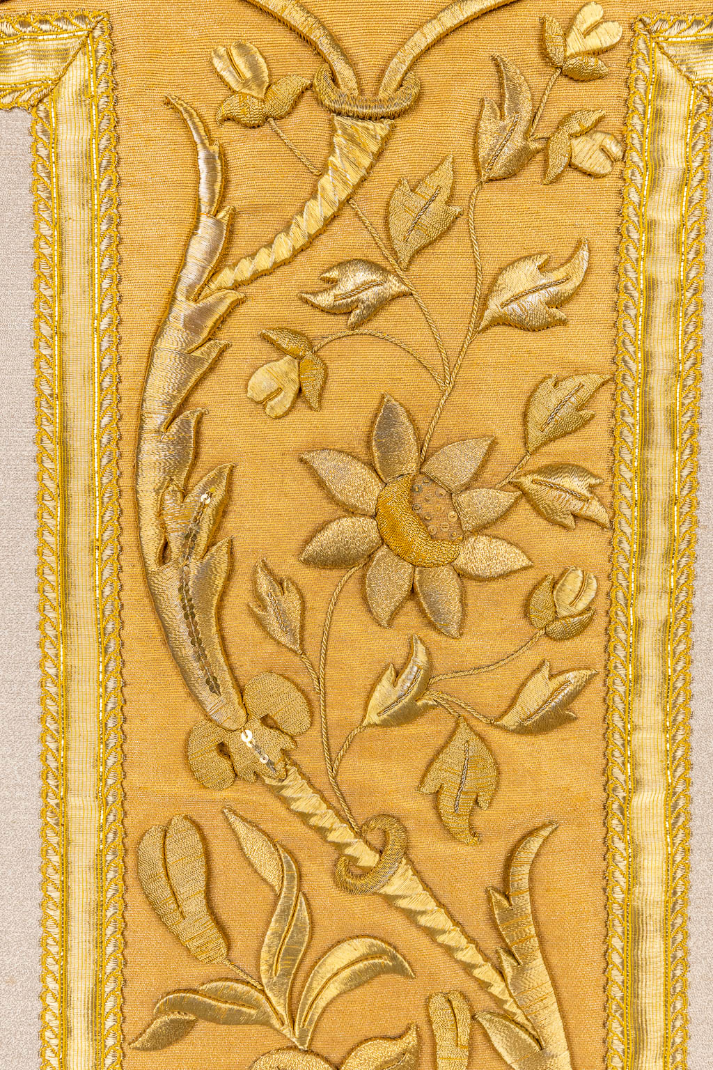 Een collectie van 3 Romeinse Kazuifels afgewerkt met dik goudbrokaat in florale motieven. (H:114 cm)