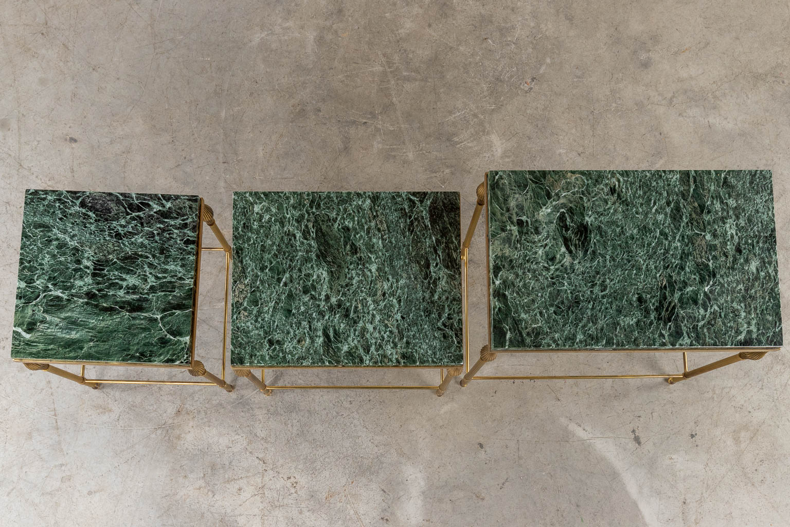 Een 3-delig set nesttafels, verguld metaal met groene marmer. (D:37 x W:56 x H:45 cm)