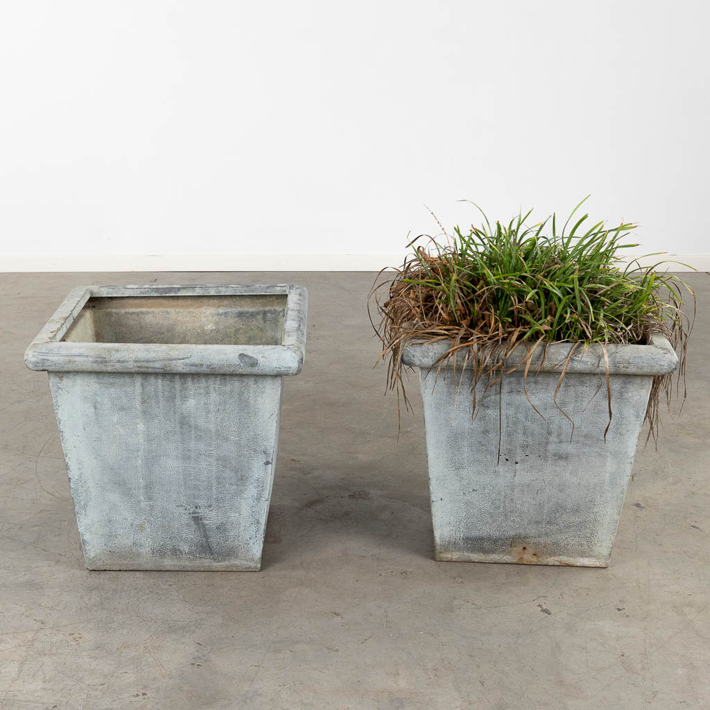 A pair of flower pots, zink with great patina. (D:54 x W:54 x H:50 cm)