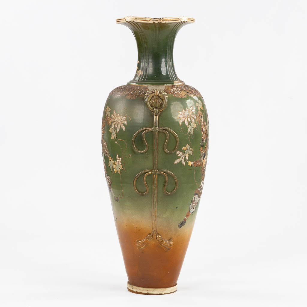 Een decoratieve Japanse vaas met decor van krijgers. (H:89 x D:35 cm)