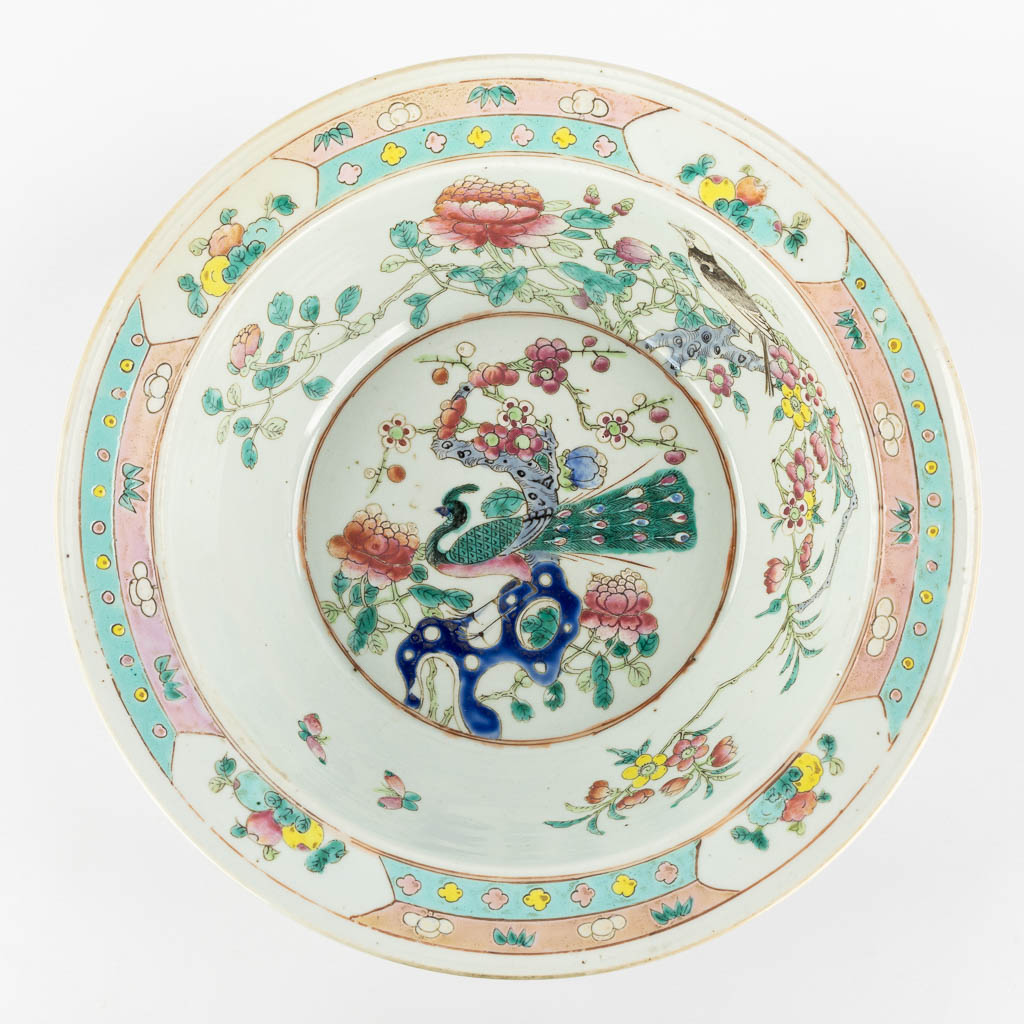 Lot 024 A large Chinese bowl, Famille Rose decorated with a Peacock and blossoms. 19th century. (H:12,5 x D:37 cm)