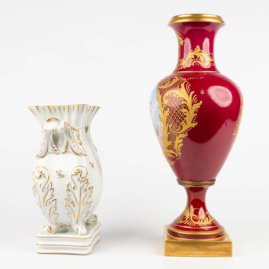 Een collectie van 2 vazen gemaakt door Herend in Hongarije en in Limoges in France. (H:44cm)