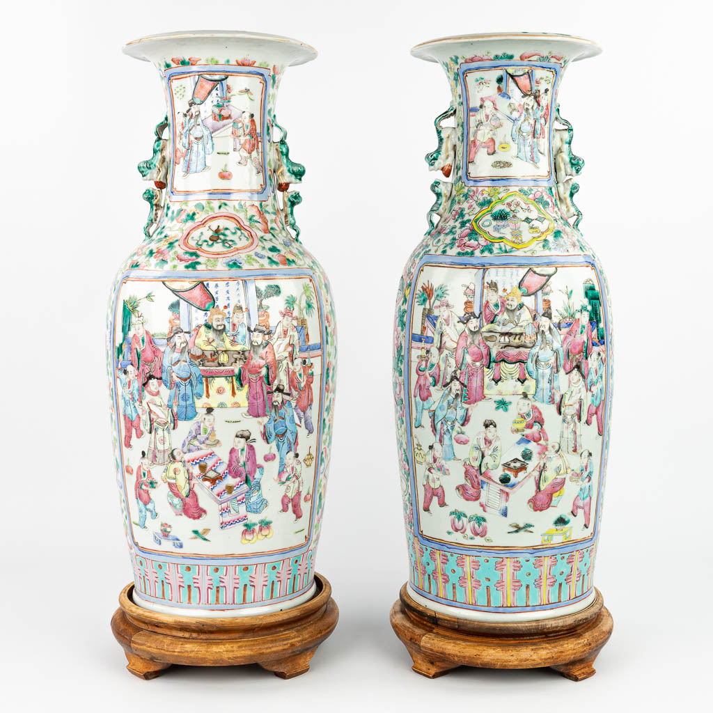 Lot 026 A pair of Famille Rose Chinese vases made of porcelain and decorated with emperors. (H:60cm)