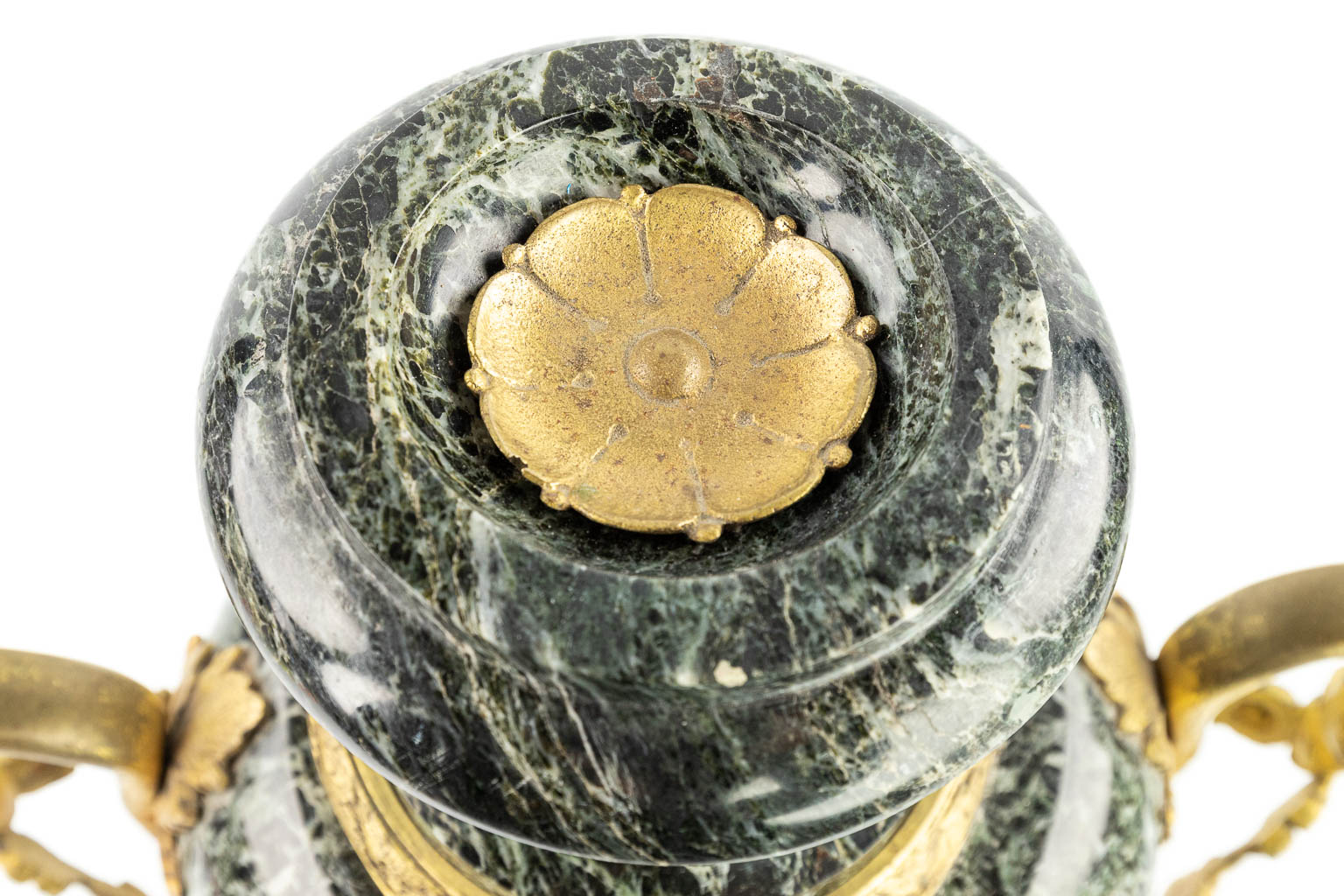 Een paar cassolettes gemaakt uit groene marmer gemonteerd met brons. (H:51cm)