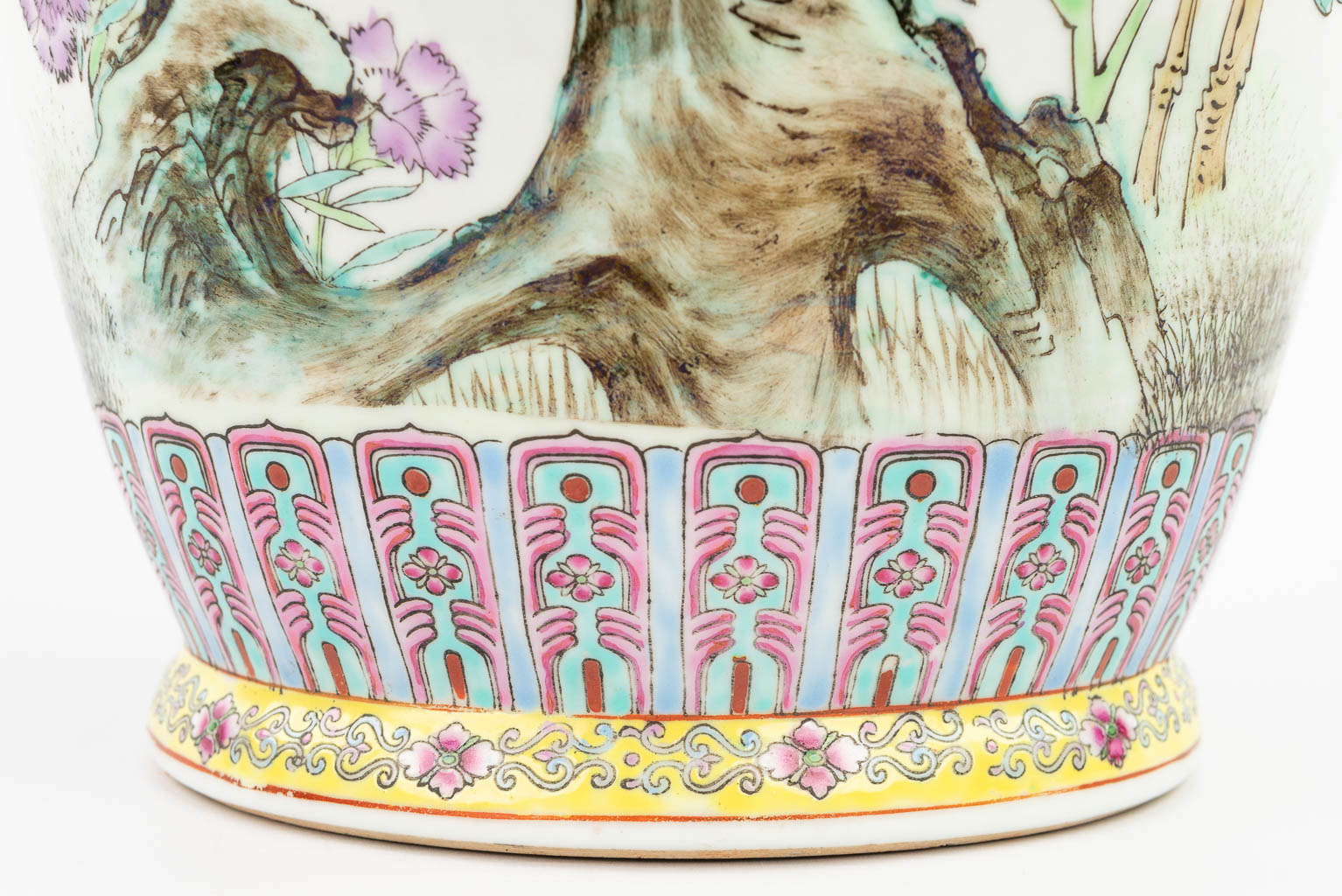 A Chinese vase made of porcelain and decorated with peacocks. (H: 60,5 cm)