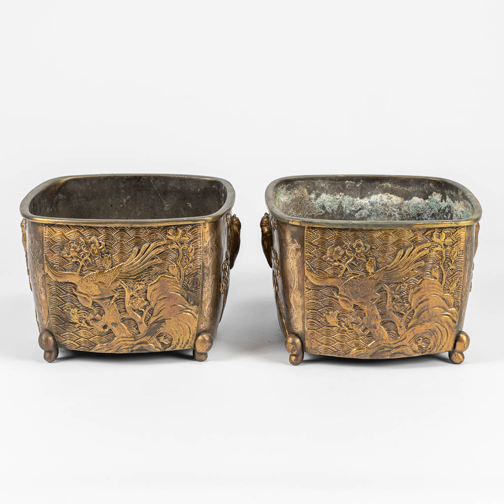 Een paar Oosterse cache-pots gemaakt uit brons en versierd met vogels en bijen