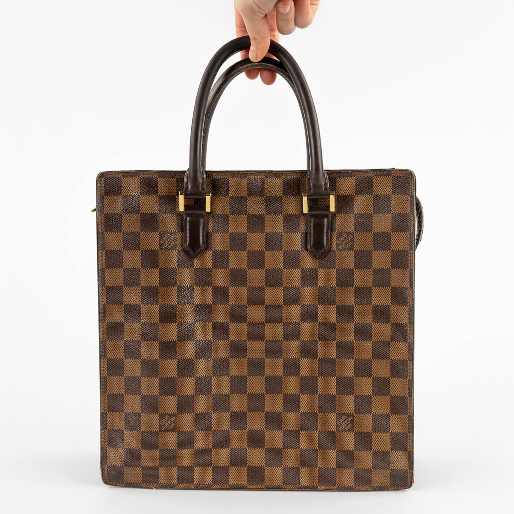 Louis Vuitton, a tote bag made of leather. (W:28 x H:40 cm)
