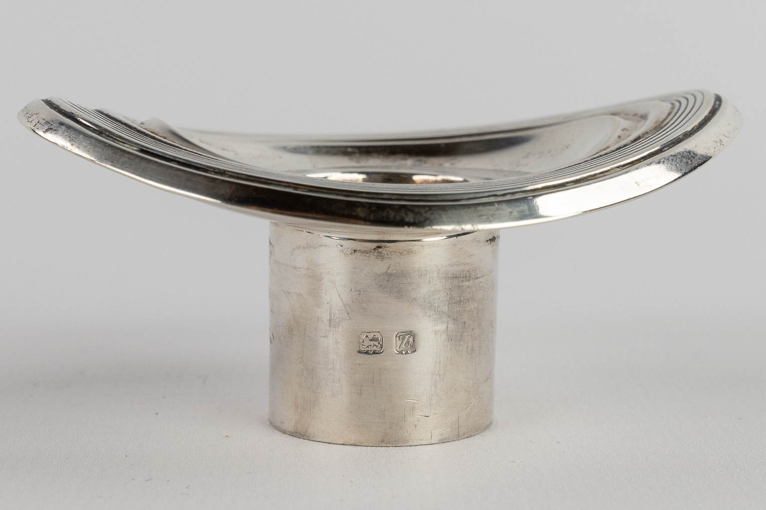 Ellis & Co, Ellis Jacob Greenberg, een paar kandelaars, zilver, bruto: 1605g. (W:12 x H:17 cm)