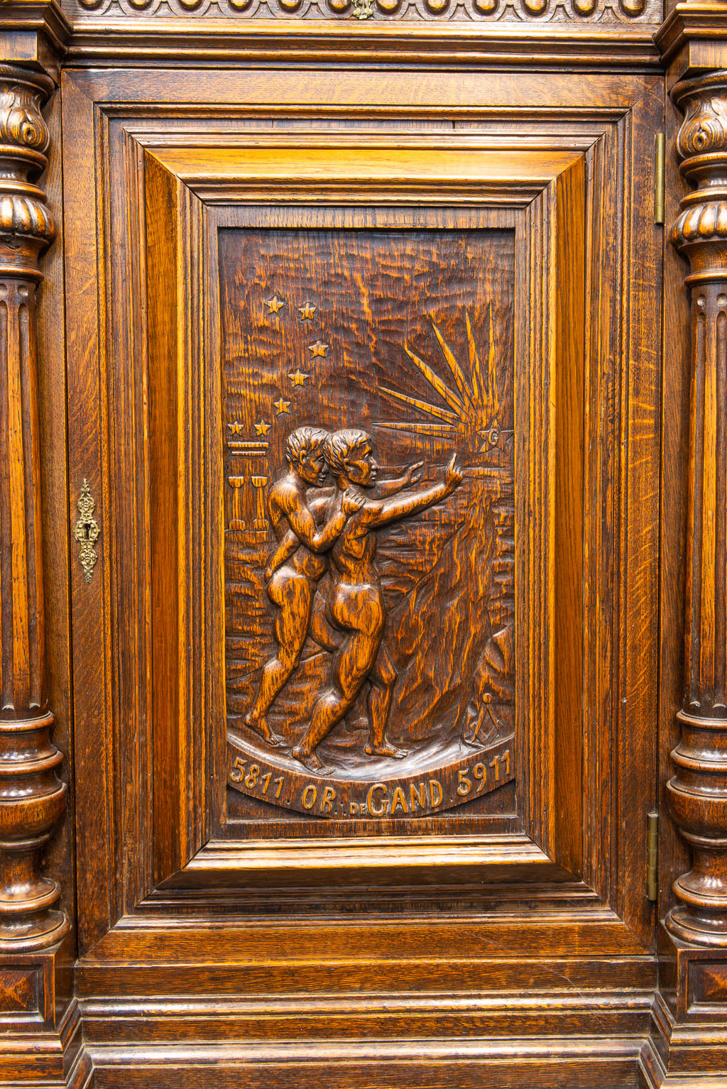 Een uitzonderlijk dressoir gesculpteerde panelen, symbolen van de loge, vrijmetselarij. Gemaakt in Eeklo (H:172,5cm)