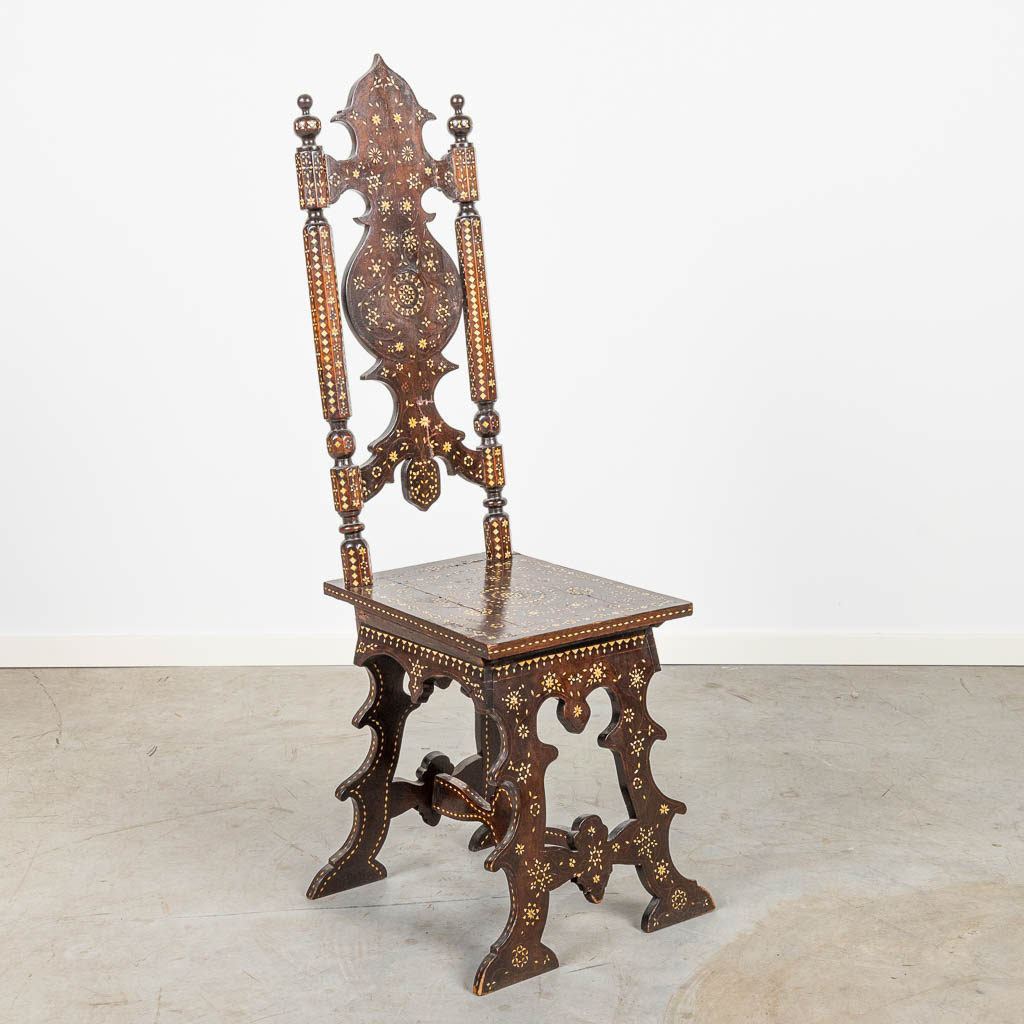 Een decoratieve stoel met hoge rug in Syrische stijl, ingelegd met been.