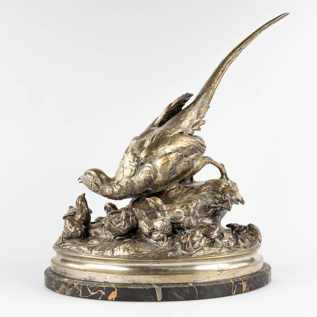 Alphonse ARSON (1822-1895) 'Fazant met kuikens' verzilverd brons. 1864. (D:32 x W:60 x H:64 cm)