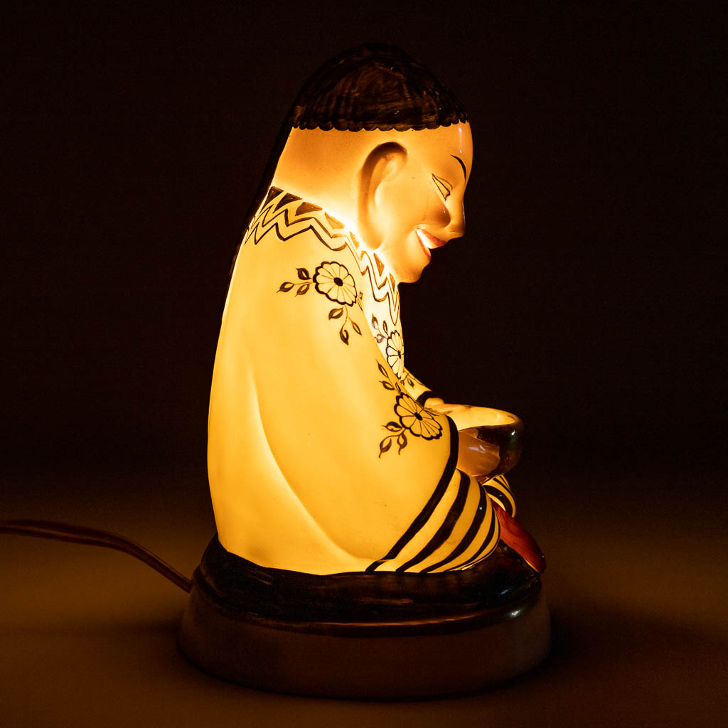 Een Brûle Parfum met afbeelding van Chinese man, binnenin met lamp. Circa 1920. (L: 9 x W: 12 x H: 16 cm)