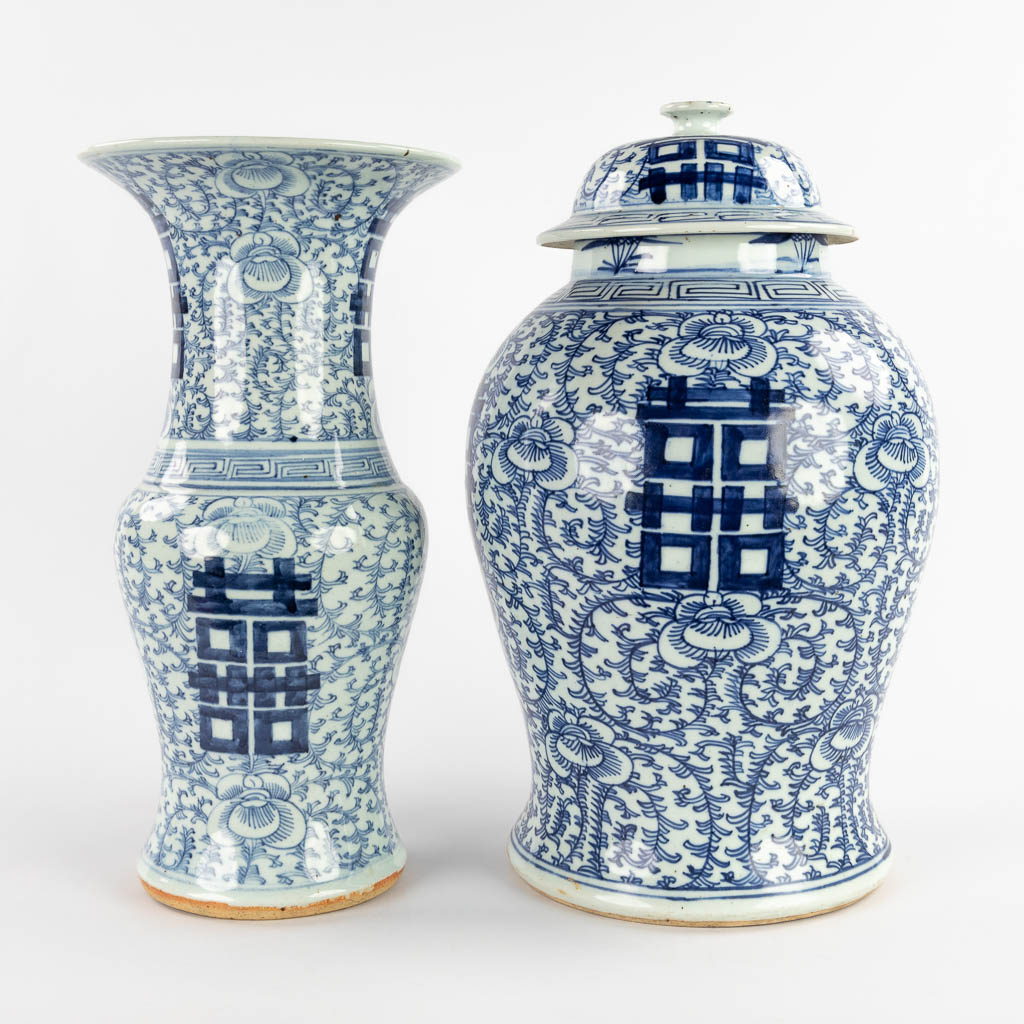 Twee Chinese vazen met blauw-wit dubbel Xi teken van geluk. 19de/20ste eeuw. (H:42 x D:25 cm)