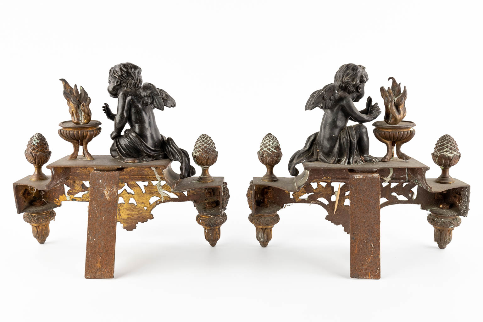 A pair of bronze fireplace andirons, gilt and patinated bronze, Louis XVI style. Circa 1900. (W:30 x H:27 cm)