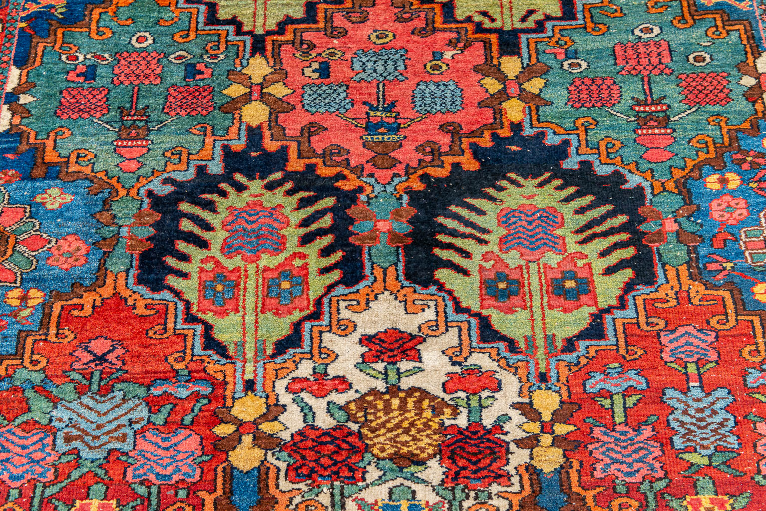 An Oriental hand-made carpet, Bakthiari (312 x 215 cm) 