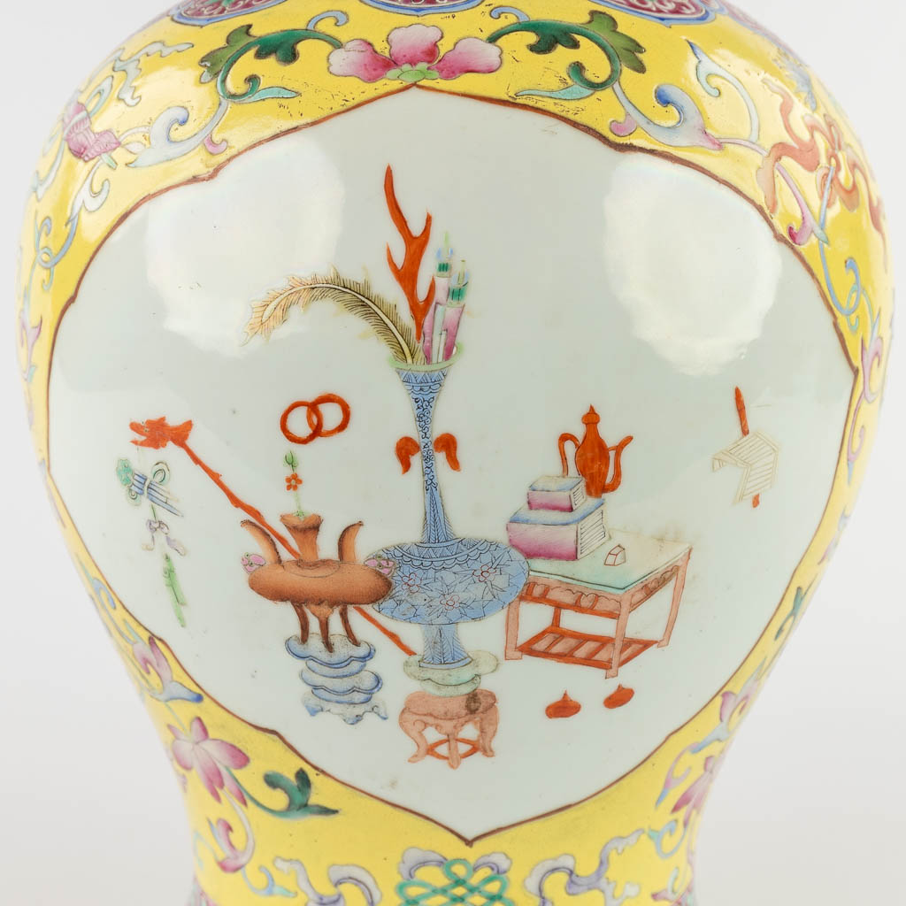 A large Chinese vase with lid, Famille Rose, decor of antiquities. 19th/20th C. (W:24 x H:41 cm)