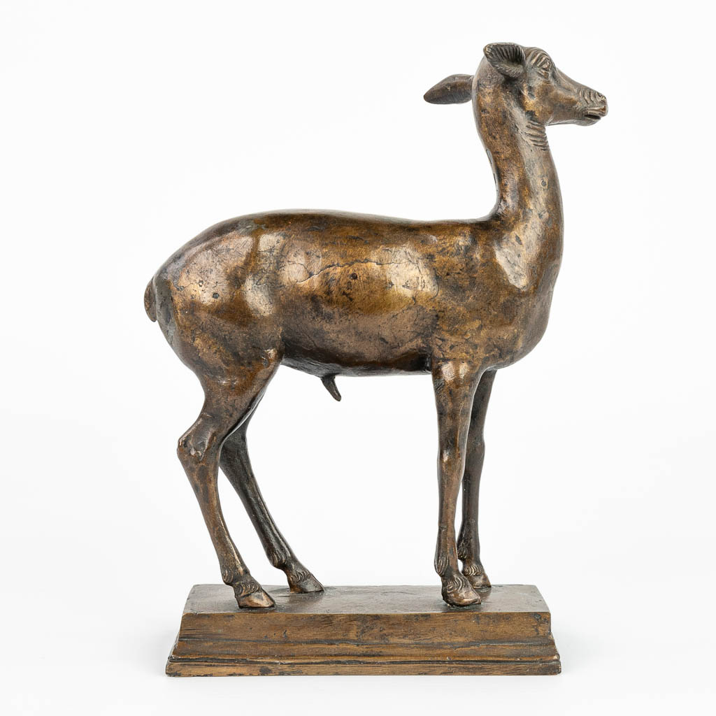 No signature found. A bronze statue of a deer. (H:22cm)