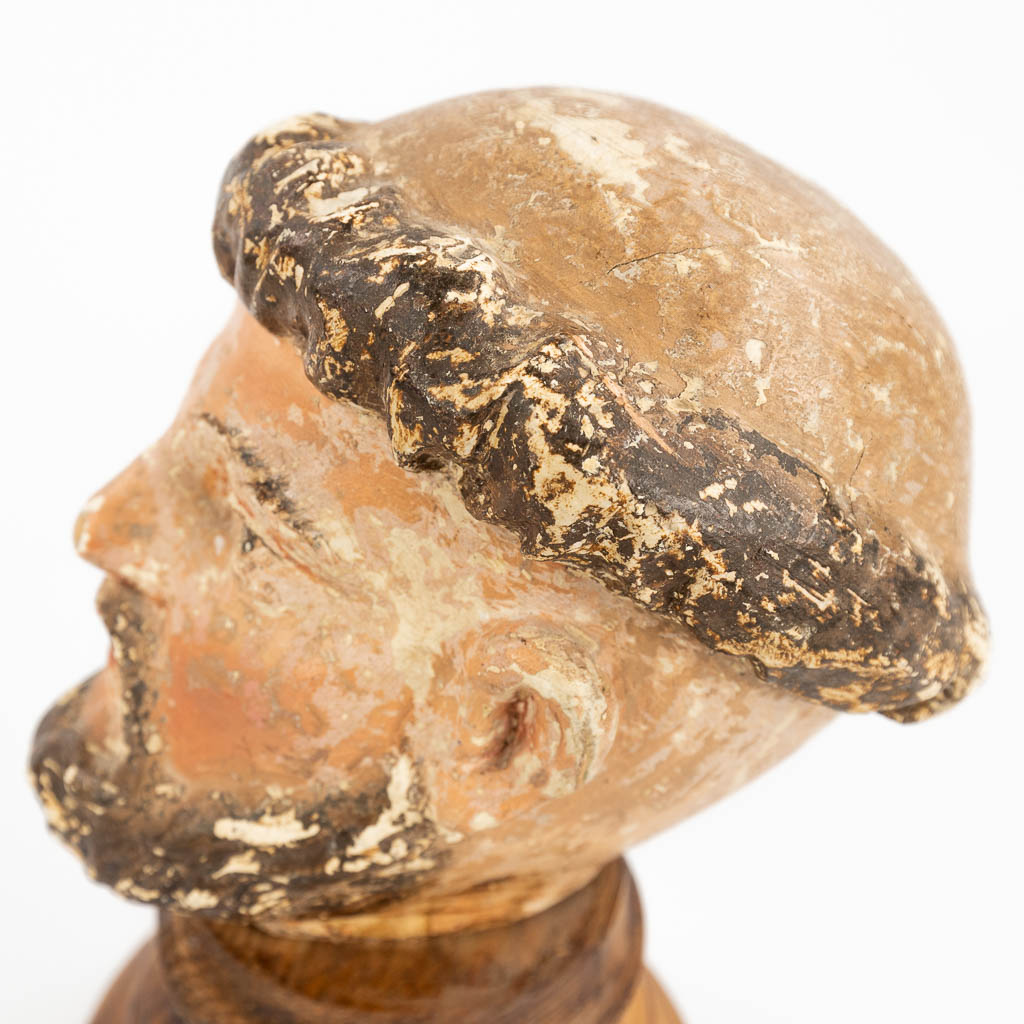 Het hoofd van een heilige, waarschijnlijk Antonius. Gesculpteerd hout met originele polychromie. (12,5cm)