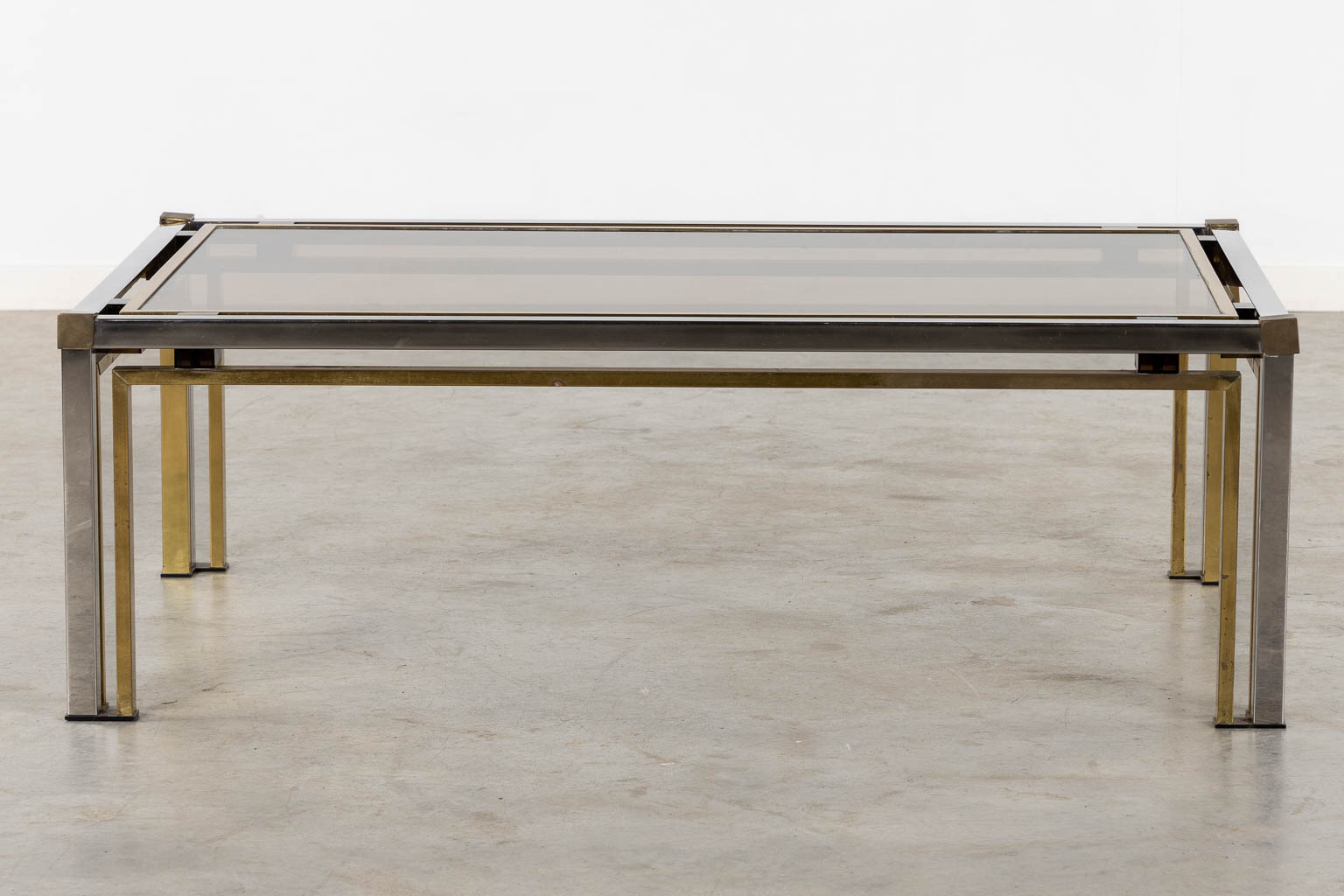 Een salontafel, messing en glas. Dewulf Selection / Belgo Chrome. (L:60 x W:120 x H:50 cm)