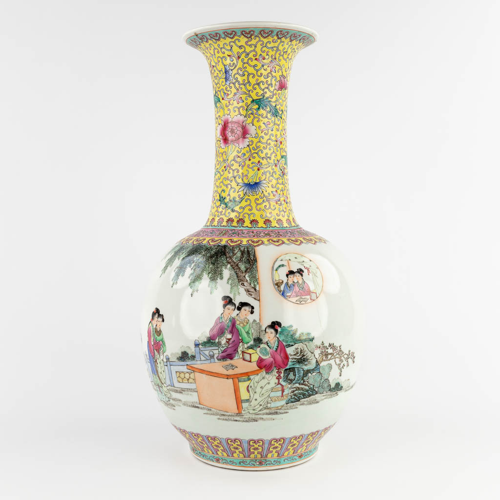 A large Chinese vase decorated with ladies in the garden. 20th C. (H:57 x D:29 cm)