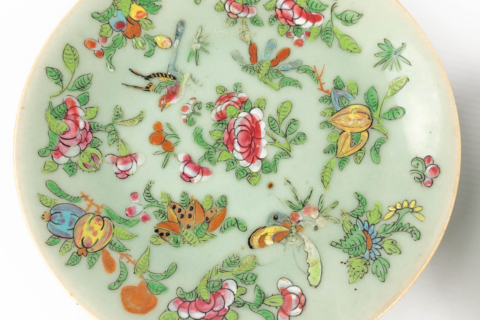 A Chinese shaving bowl and 6 celadon plates, decorated with fauna and flora. 19th and 20th C (H:7 x D:26,5 cm)