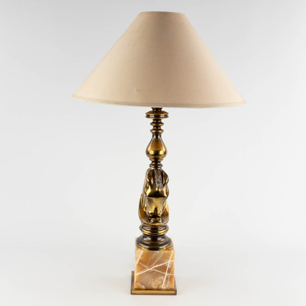 Deknudt, een tafellamp met paardenhoofd, brons op onyx. (D:14 x W:18 x H:60 cm)