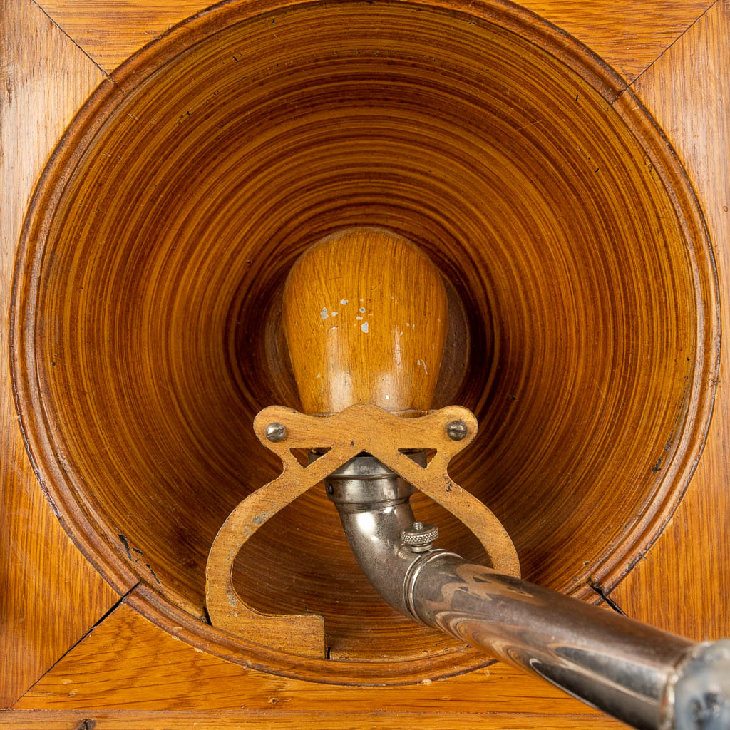 Pathé, een grammofoon met bakeliet platen. Eerste helft van de 20ste eeuw. (D:35 x W:35 x H:30 cm)