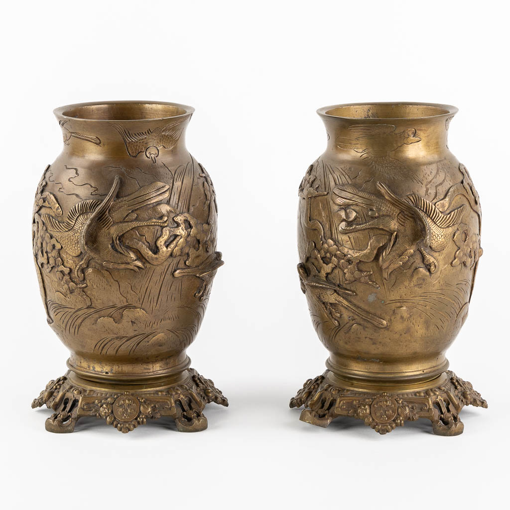 A pair of Oriental vases, depicting flying birds and trees. Patinated bronze. (H:27 x D:16 cm)