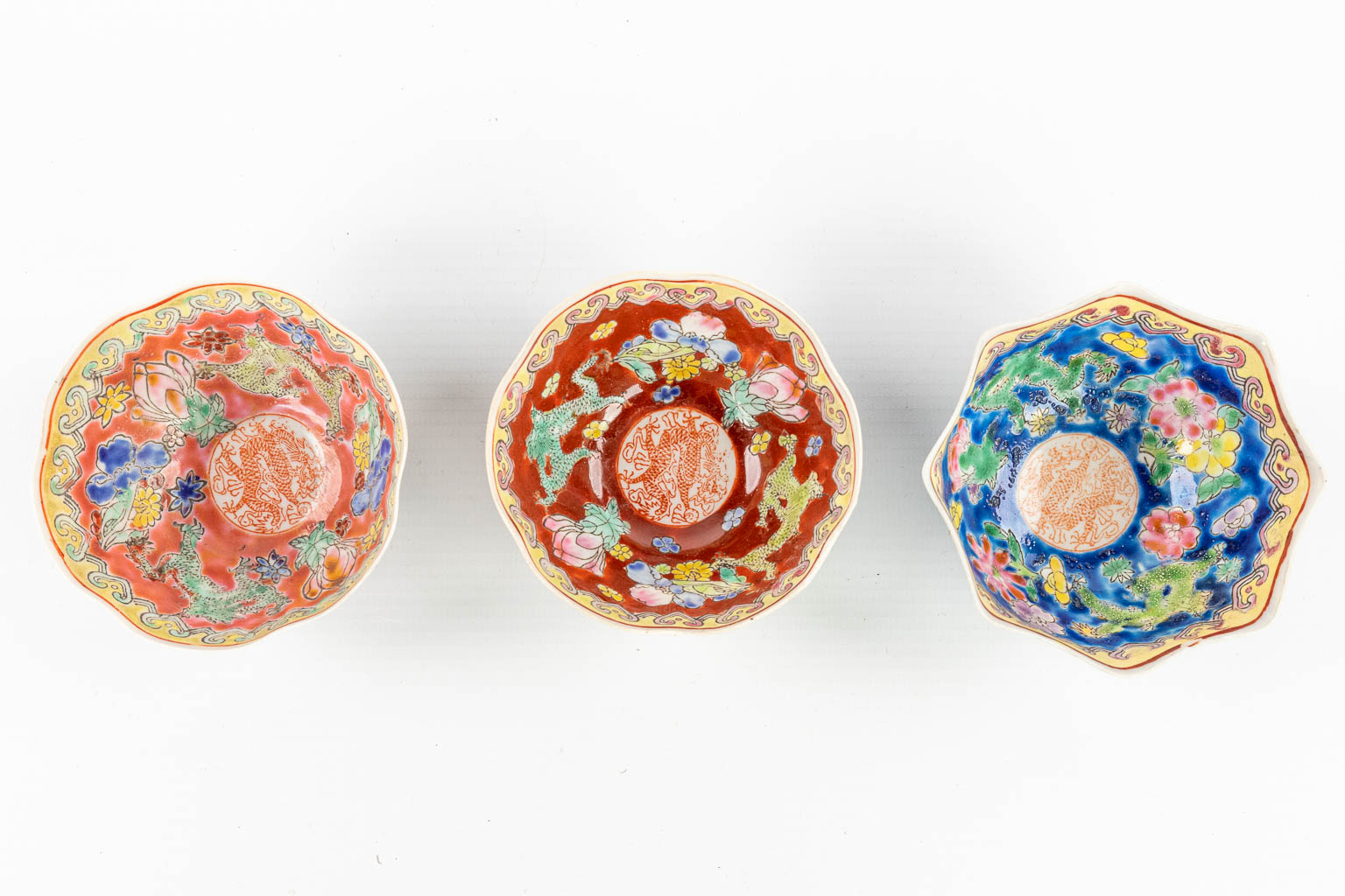 Een collectie van 7 Chinese schaaltjes gemaakt uit eierschaalporselein met handgeschilderd decor. Periode Republiek. (H:6cm)